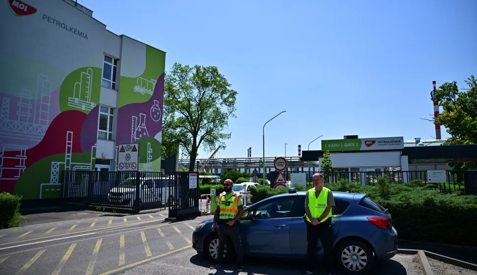 Emergency personnel stand guard outside the gate to the MOL petrochemical plant, where an explosion occurred, in Tiszaujvaros, Hungary, May 22, 2026. REUTERS/Marton Monus Photo: MARTON MONUS/REUTERS