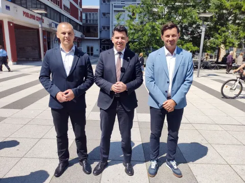 Saborski zastupnik i predsjednik Mosta Nikola Grmoja održao je u petak u Osijeku konferenciju za novinare na kojoj je komentirao stanje u hrvatskom pravosuđu.Na slici Josip Skočibu&scaron;ić, predsjednik županijske organizacije Mosta, Nikola Grmoja, predsjednik Mosta i Viktor &Scaron;karo, predsjednik osječke organizacije Mosta