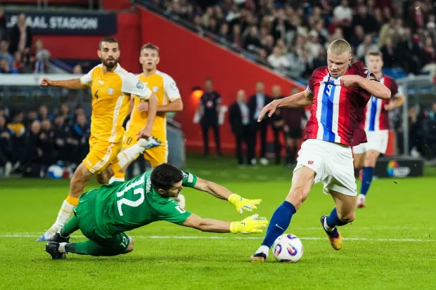epa12365940 Norway's Erling Braut Haaland scores the 4-0 goal during the 2026 FIFA World Cup European Qualifiers Group I match between Norway and Moldova in Oslo, Norway, 09 September 2025. EPA/FREDRIK VARFJELL NORWAY OUT