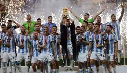 epa10373020 Lionel Messi (C) of Argentina lifts the trophy as his teammates celebrate after winning the FIFA World Cup 2022 Final between Argentina and France at Lusail stadium, Lusail, Qatar, 18 December 2022. Argentina won 4-2 on penalties. EPA/Ronald Wittek
