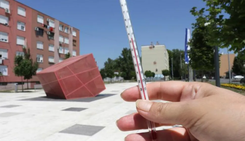 OSIJEK, 11. 07. 2017, LJETO VRUČINA. OSIJEK, NA +35*C. TOPOLOTNI VAL U OSIJEKU. TRG, JUG 2, KOD KONZUMA. snimio GOJKO MITIĆ