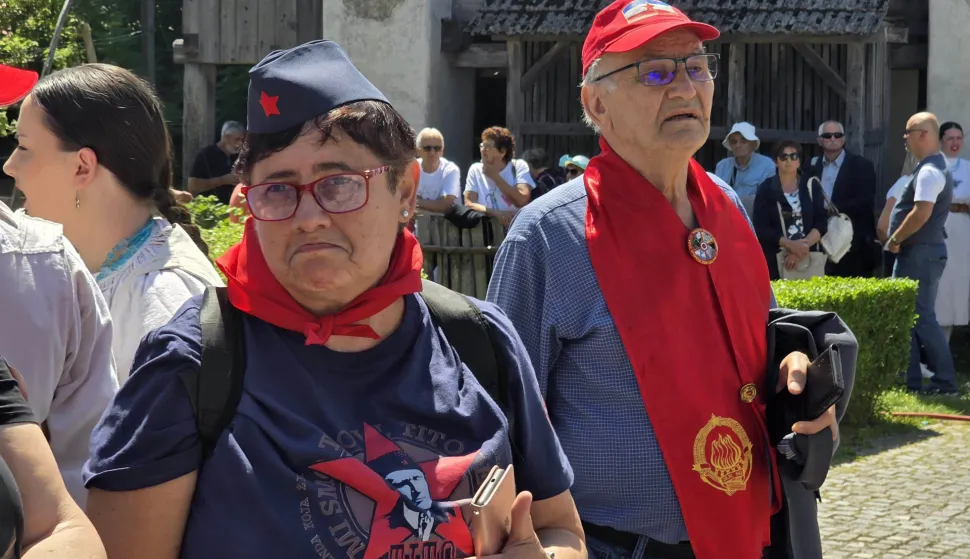Kumrovec, 23.05.2026. - Tisuće posjetitelja okupile su se u subotu u Kumrovcu na manifestaciji Dan mladosti i radosti, koja se održava povodom 25. svibnja, nekada&scaron;njeg Dana mladosti i rođendana Josipa Broza Tita, pri čemu su poslane poruke o važnosti antifa&scaron;izma i povijesnoj ulozi Tita i biv&scaron;e SFRJ. foto HINA/ Sini&scaron;a KALAJDŽIJA/ ml