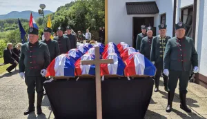 Novi Marof, 23.05.2026. - Posmrtni ostaci 36 žrtava poraća ekshumiranih na lokaciji "Grobi&scaron;te Mosti&scaron;će u Sudovcu" pokopani su u subotu kod kapele Svih hrvatskih mučenika u Možđencu kod Novog Marofa. foto HINA/ Sini&scaron;a KALAJDŽIJA/ ks