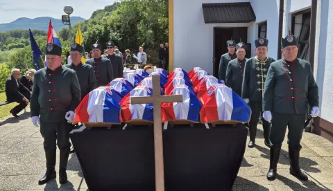 Novi Marof, 23.05.2026. - Posmrtni ostaci 36 žrtava poraća ekshumiranih na lokaciji "Grobi&scaron;te Mosti&scaron;će u Sudovcu" pokopani su u subotu kod kapele Svih hrvatskih mučenika u Možđencu kod Novog Marofa. foto HINA/ Sini&scaron;a KALAJDŽIJA/ ks