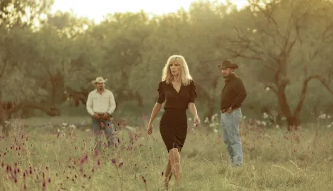 serija "Ranč Dutton"L-R: J.R. Villarreal as Azul, Kelly Reilly as Beth Dutton, and Cole Hauser as Rip Wheeler in Dutton Ranch, episode 4, season 1, streaming on Paramount+, 2026. Photo Credit: Emerson Miller/Paramount+.