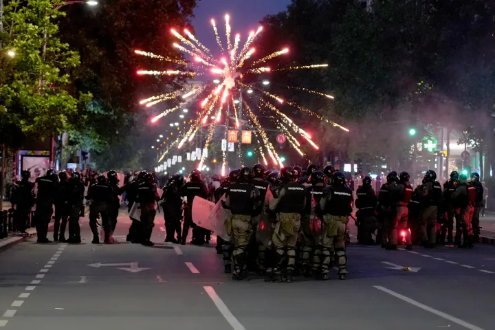 23, May, 2026, Belgrade - There were incidents near Pionirski Park when a group of demonstrators threw bottles, flares and cannon shots in the direction of Pionirski Park, and then the intervention of members of the Gendarmerie and the Police Brigade succeeded. Photo: Antonio Ahel/ATAImages23, maj 2026, Beograd - Kod Pionirskog parka doslo je do incidenata kada je grupa demonstranta bacila flase, baklje i topovske udare u pravcu Pionirskog parka, a potom je uspedila interverncija pripadnika Zandarmerija i Policijske brigade. Photo: Antonio Ahel/ATAImages Photo: Antonio Ahel/ATAImages/PIXSELL