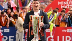 Soccer Football - Championship - Play Off - Final - Hull City v Middlesbrough - Wembley Stadium, London, Britain - May 23, 2026 Hull City manager Sergej Jakirovic celebrates with the trophy after winning the Championship Play Off Final REUTERS/David Klein EDITORIAL USE ONLY. NO USE WITH UNAUTHORIZED AUDIO, VIDEO, DATA, FIXTURE LISTS, CLUB/LEAGUE LOGOS OR 'LIVE' SERVICES. ONLINE IN-MATCH USE LIMITED TO 120 IMAGES, NO VIDEO EMULATION. NO USE IN BETTING, GAMES OR SINGLE CLUB/LEAGUE/PLAYER PUBLICATIONS. PLEASE CONTACT YOUR ACCOUNT REPRESENTATIVE FOR FURTHER DETAILS.. Photo: David Klein/REUTERS