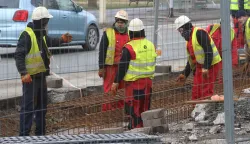 Osijek, 24. 01. 2024, Europska Avenija, strani radnici na gradislistu tramvajske pruge u Osijeku.snimio GOJKO MITIĆ