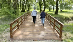 Osijek, 27. 04. 2026., lijeva obala Drave, drveni mostić, obnovljen, otvoren, potez pje&scaron;ački most - ZOO, &scaron;etnja, umirovljenici; umirovljenik; rekreacija, slobodno vrijeme SNIMIO BRUNO JOBST