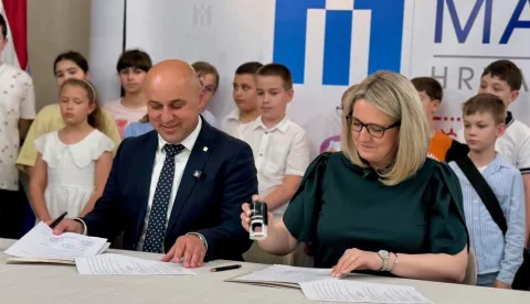 Subotica, potpisivanje ugovota o potpori za prijevoz djece u Vojvodini