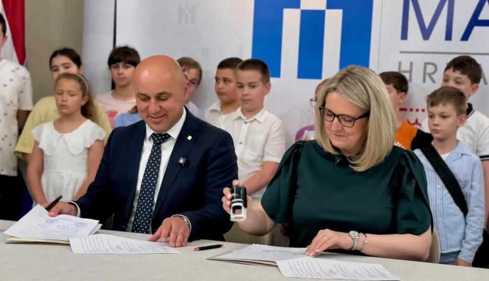 Subotica, potpisivanje ugovota o potpori za prijevoz djece u Vojvodini