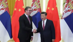epa07029931 The President of Serbian Aleksandar Vucic (L) shakes hands with Chinese President Xi Jinping (R) at The Great Hall Of The People on September 18, 2018 in Beijing, China. EPA/LINTAO ZHANG/POOL