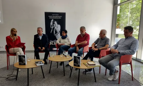U osječkom Kulturnom centru u utorak je predstavljena knjiga autorice i supruge pokojnog Kiće Slabinca Dubravke Bou&scaron;a, "Krunoslav Kićo Slabinac ̶ Kad umjetnost dodirne du&scaron;u" koja je posvećena bogatom stvarala&scaron;tvu i životu zasigurno jednog od najznačajnijih hrvatskih glazbenika, Krunoslava Kiće Slabinca, legende tambura&scaron;ke, zabavne i popularne glazbe.Na slici uz autoricu Dubravku Bou&scaron;u knjigu su predstavili i Želimir Babogredac, direktor Croatia Recordsa, Dražen Dragu&scaron;ica, legendarni voditelj Radio Osijeka i kroničar svih glazbenih zbivanja i Davor Lončarić, glavni urednik Radio Osijeka.