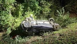 Petero ozlijeđenih u prometnoj nesreći između mjesta &Scaron;eovica i Japaga, automobil na krovu, krov, ilustracija