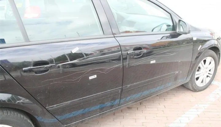 Izgrebla automobil drugoj ženi - &scaron;teta 30.000 kuna