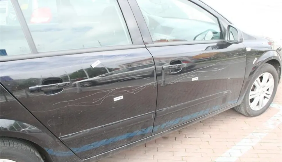 Izgrebla automobil drugoj ženi - &scaron;teta 30.000 kuna