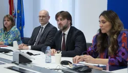 Zagreb, 26.05.2026. - Konferencija za medije u povodu predstavljanja Sredi&scaron;njeg registra stanovni&scaron;tva, na kojoj su sudjelovali potpredsjednik Vlade i ministar financija Tomislav Ćorić, ravnatelj Porezne uprave Božidar Kutle&scaron;a te državna tajnica u Ministarstvu financija Tereza Rogić-Lugarić. Sudionici konferencije predstavili su ključne informacije o uspostavi i funkcionalnostima Sredi&scaron;njeg registra stanovni&scaron;tva te njegovoj ulozi u unaprjeđenju učinkovitosti javne uprave i kvalitete službenih evidencija.Na slici (C) potpredsjednik Vlade i ministar financija Tomislav Ćorić, (L) ravnatelj Porezne uprave Božidar Kutle&scaron;a, (D) državna tajnica u Ministarstvu financija Tereza Rogić-Lugarić. foto HINA/ Sa&scaron;a KOLJAN/ sk