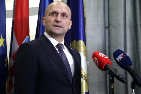 Zagreb, 14.04.2026 - Potpredsjednik Vlade i ministar obrane Ivan Anu&scaron;ić uručio je vrhunskim sporta&scaron;ima, ugovornim pričuvnicima Hrvatske vojske, ugovore za 2026. godinu. Na fotografiji Ivan Anu&scaron;ić.foto HINA/ Denis CERIĆ /dc