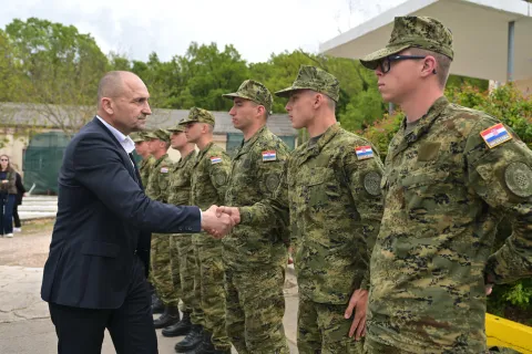 Potpredsjednik Vlade i ministar obrane Ivan Anu&scaron;ić posjetio je danas ročnike na temeljnom vojnom osposobljavanju (TVO) koji vojnu obuku polaze u vojarni u Kninu. Prvih 800 ročnika na obvezno vojno osposobljavanje u vojarne u Kninu, Slunju i Požegi u&scaron;lo je 9. ožujka i sada su pri kraju dvomjesečnog TVO-a.