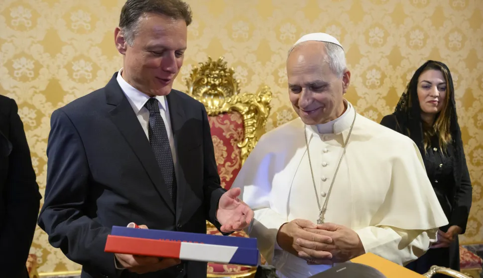 Vatikan, 27.5.2026.- Predsjednika Hrvatskoga sabora Gordana Jandrokovi?a, i suprugu Sonju Jandrokovi?, primio je u privatnu audijenciju Sveti Otac papa Lav XIV. foto HINA/ Vatican Media/ Simone Risoluti/ 