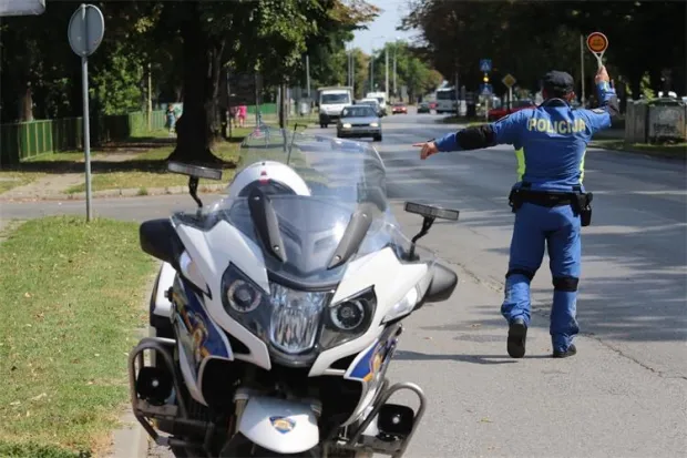 Prometna policija, nadzor prometa, policajac, motor