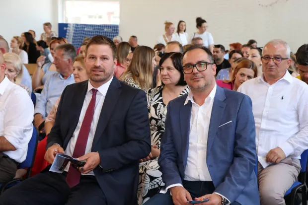 Selci ĐakovačkiNadu Denić u mirovinu su dopli ispratiti i gradski oci, kolege ravnatelji, cijeli &scaron;kolski kolektiv, đaci, mje&scaron;tani...Svibanj 2026.