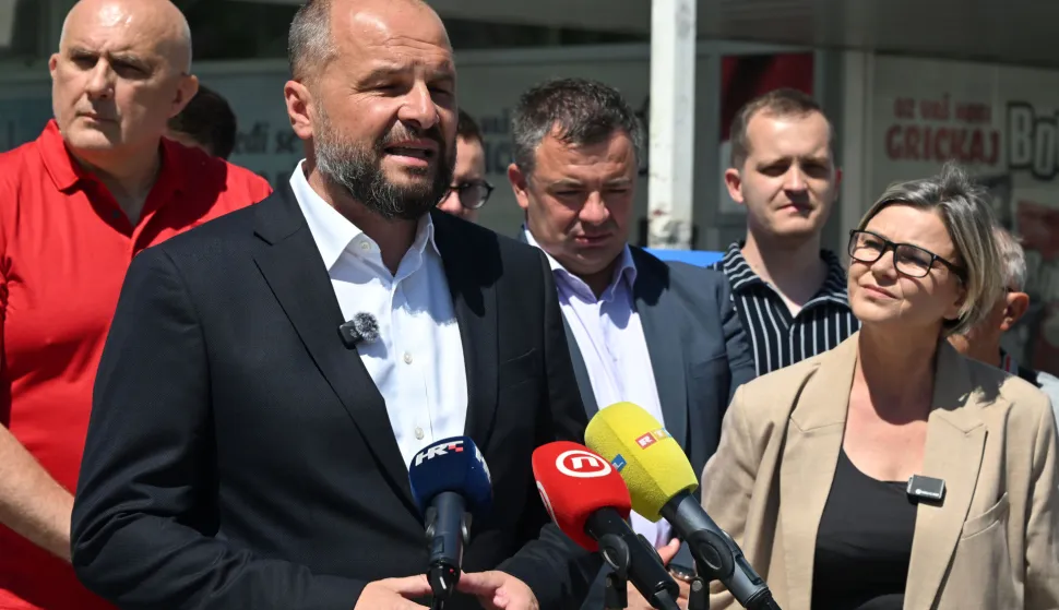 Vukovar, 28.05.2026. - Konferencija za medije u povodu zajedni?ke kampanje SDP-a i Mo?emo! "Plenkovi?eva inflacija". Kampanja je usmjerena na rast tro?kova ?ivota, cijenu hrane, stanovanja i re?ija te posljedice koje inflacija ostavlja na gra?ane Hrvatske. Tom prigodom je postavljena i izlo?ba kojom su prikazani efekti inflacije na klju?ne prehrambene proizvode. Na slici predsjednik SDP-a Sini?a Hajda? Don?i?. foto HINA/ Gordan Pani?/ ua