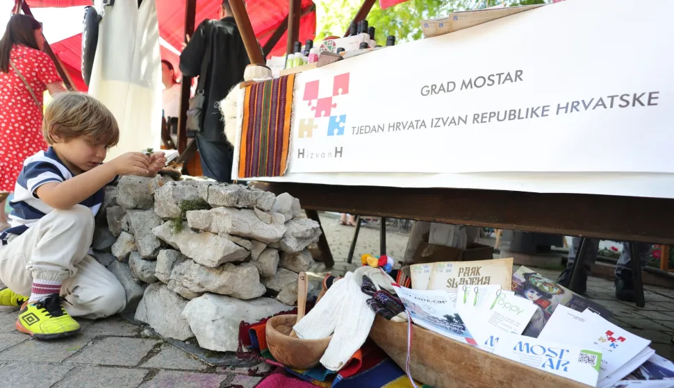 Zagreb,28.05.2026 -U sklopu Tjedna Hrvata izvan Republike Hrvatske na Europskom trgu u Zagrebu održana je "&Scaron;etnica kulture Hrvata izvan Republike Hrvatske" - ma kojoj je predstavljena bogata kulturna i tradicijska ba&scaron;tina Hrvata izvan Republike Hrvatske kroz glazbeni, edukativni i zabavni program.Foto HINA/Tomislav Pavlek/tp