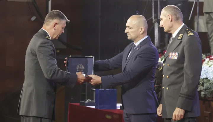 Zagreb, 28.05.2026 - Svečana akademija u povodu obilježavanja Dana Hrvatske vojske, Dana Hrvatske kopnene vojske i 35. obljetnice ustrojavanja Hrvatske vojske. Na fotografiji Ivan Anu&scaron;ić, Tihomir Kundid dodjeli su priznanja.foto HINA/ Admir BULJUBA&Scaron;IĆ/ abu