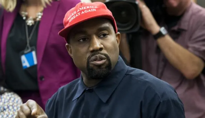 epa07086571 US entertainer Kanye West speaks during a meeting with US President Donald J. Trump in the Oval Office of the White House in Washington, DC, USA, 11 October 2018. Kanye West, who is a Trump supporter, met with the President to discuss prison reform and other issues. EPA/MICHAEL REYNOLDS