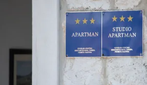 27.05.2018., Dubrovnik - Ilustracija za apartman. Tala s oznakom i kategorizacijom objekta za iznajmljivanje.Photo: Grgo Jelavic/PIXSELL