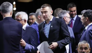 Zagreb, 20.05.2026 - Ministarstvo gospodarstva organiziralo je konferenciju "Sigurna energija - snažna industrija - konkurentno gospodarstvo: Gospodarski plan za Hrvatsku". U okviru konferencije predstavljen je dokument Nacionalni plan za razvoj industrije Republike Hrvatske 2027. - 2034. Programa obuhvaća i dodjelu ugovora i odluka o financiranju u okviru programa "Naukovanje za obrtnička zanimanja" i IRI S3 - "Povećanje razvoja novih proizvoda i usluga koji proizlaze iz aktivnosti istraživanja i razvoja". Na slici predsjednik DP-a Ivan Penava.foto HINA/ Damir SENČAR/ ds