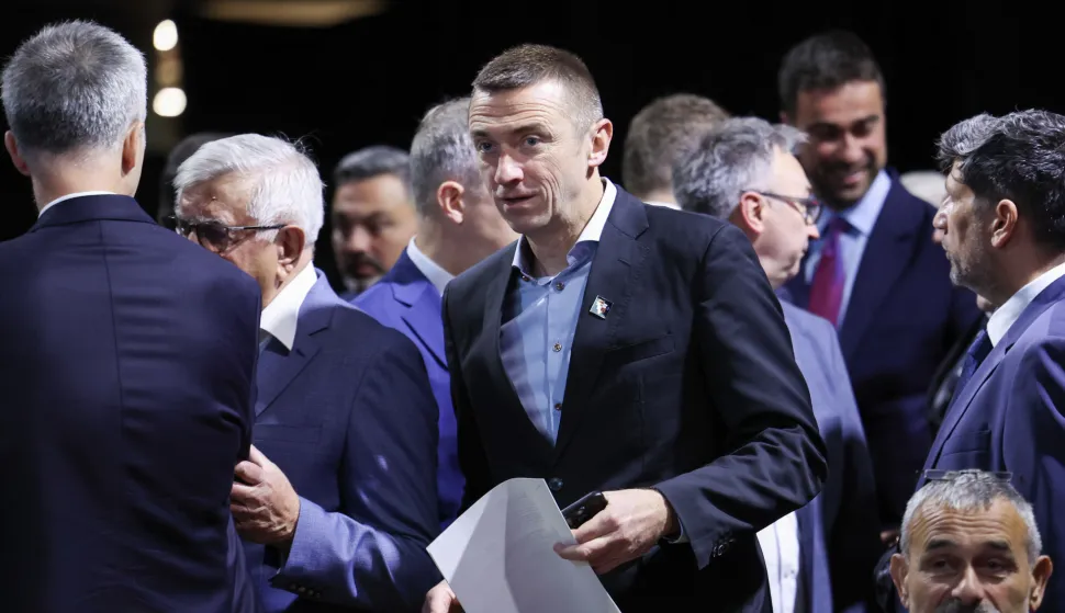 Zagreb, 20.05.2026 - Ministarstvo gospodarstva organiziralo je konferenciju "Sigurna energija - snažna industrija - konkurentno gospodarstvo: Gospodarski plan za Hrvatsku". U okviru konferencije predstavljen je dokument Nacionalni plan za razvoj industrije Republike Hrvatske 2027. - 2034. Programa obuhvaća i dodjelu ugovora i odluka o financiranju u okviru programa "Naukovanje za obrtnička zanimanja" i IRI S3 - "Povećanje razvoja novih proizvoda i usluga koji proizlaze iz aktivnosti istraživanja i razvoja". Na slici predsjednik DP-a Ivan Penava.foto HINA/ Damir SENČAR/ ds