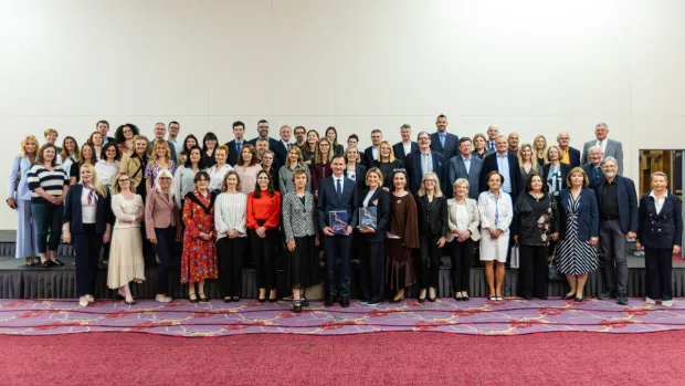 Danas je u Kristalnoj dvorani hotela Westin u Zagrebu predstavljena knjiga Medicinska genetika u kliničkoj praksi, jedno od najopsežnijih djela iz područja biomedicine objavljeno u Hrvatskoj od njezine samostalnosti. Pred vi&scaron;e od 450 uzvanika, među kojima su bili vodeći liječnici, znanstvenici, akademici, predstavnici zdravstvenih institucija i brojni autori, svečano je obilježen zavr&scaron;etak projekta koji je okupljao hrvatsku i međunarodnu stručnu zajednicu gotovo sedam godina.