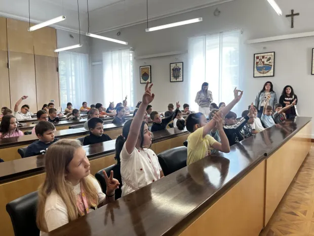 Vinkovački osnovno&scaron;kolci u Palači Srijem
