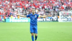 ?17.06.2016., stadion Geoffroy-Guichard, Saint-Etienne, Francuska - UEFA EURO 2016., 2. kolo, skupina D, Ceska - Hrvatska. S tribina na kojima su bili hrvatski navijaci na teren su bacene baklje, nakon cega je izbila i tucnjava medju dijelom gledatelja. Kapetan Darijo Srna pokusava smiriti huligane. Photo: Sanjin Strukic/PIXSELL------2xcolor sport