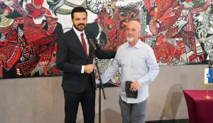 Pod pokroviteljstvom Grada Osijeka 1. lipnja ove godine u RaM - Kulturnom centru Radn&oacute;ti Mikl&oacute;s u Budimpe&scaron;ti otvorena izložb crno-bijelih fotografija autora Gorana &Scaron;antara Na slici zamjenik osječkog gradonačelnika Dragan Vulin i autor Goran &Scaron;antar