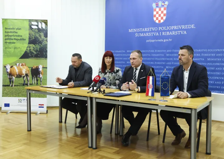 Zagreb, 03.06.2026. - Ministarstvo poljoprivrede, &scaron;umarstva i ribarstva potpisalo je dva&nbsp;Sporazuma o financiranju za nove financijske instrumente u obliku zajmova/kredita s kapitalnim rabatom u okviru Strate&scaron;kog plana Zajedničke poljoprivredne politike Republike Hrvatske 2023. - 2027. godine. Na fotografiji Mato Čačić, Željka Gudelj-Velaga, David Vlajčić, Tomislav Čeko. foto HINA/ Lana SLIVAR DOMINIĆ/ lsd