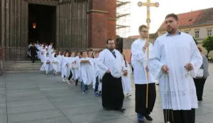 Osijek, 11.06.2020., - Blagdan Tijelovo proslavljen je procesijom i misom u konkatedrali Sv. Petra i Pavla. Misu je predvodio mons. Duro Hranic, nadbiskup dakovacko osjeckiFOTOZeljko Sepic
