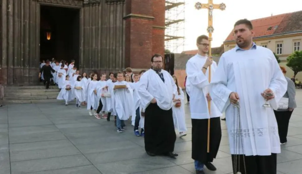 Osijek, 11.06.2020., - Blagdan Tijelovo proslavljen je procesijom i misom u konkatedrali Sv. Petra i Pavla. Misu je predvodio mons. Duro Hranic, nadbiskup dakovacko osjeckiFOTOZeljko Sepic