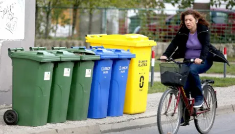 snimio Davor KIBEL,Osijek, 26.10.2015. Unikom, zelena kanta za otpad, smeće, uta kanta, plastika, plave kante za odlagane starog papira, plava kanta, stari papir