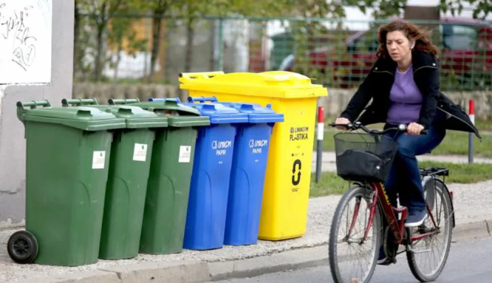 snimio Davor KIBEL,Osijek, 26.10.2015. Unikom, zelena kanta za otpad, smeće, uta kanta, plastika, plave kante za odlagane starog papira, plava kanta, stari papir
