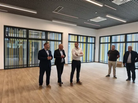 VUKOVARVukovar se iz godine u godinu trudi postati jedan od najpoželjnijih studentskih gradova u Hrvatskoj, a najnoviji je korak u tom smjeru izgradnja modernoga studentskog restorana u Mirogojskoj ulici, neposredno uz Studentski dom "Leopold", koji će već od jeseni studentima ponuditi kvalitetniju prehranu, prostor za druženje i sadržaje koji čine svakodnevicu studentskog života.Novi objekt prostire se na 400 četvornih metara, a sadržavat će restoran sa 78 sjedećih mjesta te caffe bar otvoren studentima i svim Vukovarcima.lipanj 2026.