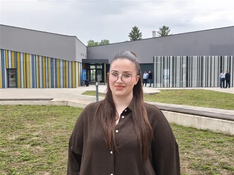 VUKOVARVukovar se iz godine u godinu trudi postati jedan od najpoželjnijih studentskih gradova u Hrvatskoj, a najnoviji je korak u tom smjeru izgradnja modernoga studentskog restorana u Mirogojskoj ulici, neposredno uz Studentski dom "Leopold", koji će već od jeseni studentima ponuditi kvalitetniju prehranu, prostor za druženje i sadržaje koji čine svakodnevicu studentskog života.Novi objekt prostire se na 400 četvornih metara, a sadržavat će restoran sa 78 sjedećih mjesta te caffe bar otvoren studentima i svim Vukovarcima.lipanj 2026.