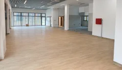 VUKOVARVukovar se iz godine u godinu trudi postati jedan od najpoželjnijih studentskih gradova u Hrvatskoj, a najnoviji je korak u tom smjeru izgradnja modernoga studentskog restorana u Mirogojskoj ulici, neposredno uz Studentski dom "Leopold", koji će već od jeseni studentima ponuditi kvalitetniju prehranu, prostor za druženje i sadržaje koji čine svakodnevicu studentskog života.Novi objekt prostire se na 400 četvornih metara, a sadržavat će restoran sa 78 sjedećih mjesta te caffe bar otvoren studentima i svim Vukovarcima.lipanj 2026.