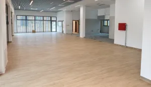 VUKOVARVukovar se iz godine u godinu trudi postati jedan od najpoželjnijih studentskih gradova u Hrvatskoj, a najnoviji je korak u tom smjeru izgradnja modernoga studentskog restorana u Mirogojskoj ulici, neposredno uz Studentski dom "Leopold", koji će već od jeseni studentima ponuditi kvalitetniju prehranu, prostor za druženje i sadržaje koji čine svakodnevicu studentskog života.Novi objekt prostire se na 400 četvornih metara, a sadržavat će restoran sa 78 sjedećih mjesta te caffe bar otvoren studentima i svim Vukovarcima.lipanj 2026.
