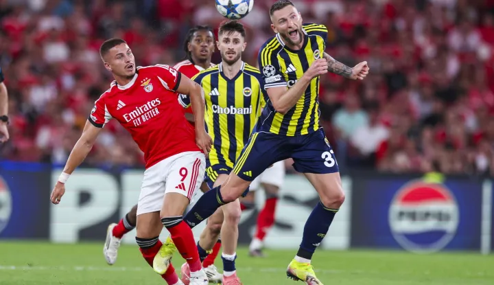 epa12328290 Benfica's Franjo Ivanovic (L) in action against Fenerbahce's Milan Skriniar during the UEFA Champions League play-offs second leg soccer match between SL Benfica and Fenerbahce SK, in Lisbon, Portugal, 27 August 2025. EPA/JOSE SENA GOULAO