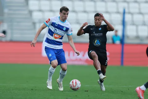 14.09.2025., stadion Opus Arena, Osijek - SuperSport HNL, 6. kolo, NK Osijek - HNK Vukovar 1991. Simun Mikolcic, David Mejia. Photo: Davor Javorovic/PIXSELL