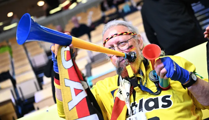30 January 2026, Denmark, Herning: Handball: European Championship, Germany - Croatia, final round, final round, semi-final, Jyske Bank Boxing. A German fan gets in the mood with a vuvuzela before the game. Photo: Sina Schuldt/dpa Photo: SINA SCHULDT/DPA