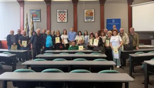 VINKOVCIU Vinkovcima su dodijeljeni ugovori o financiranju programa i projekata udruga umirovljenika Vukovarsko-srijemske županije. Sredstva za taj javni poziv, podsjećaju u Županiji, osigurana su u županijskom proračunu za 2026. godinu u okviru Upravnog odjela za zdravstvo i socijalnu skrb, s ukupnom planiranom vrijednosti od 20.000 euralipanj 2026.